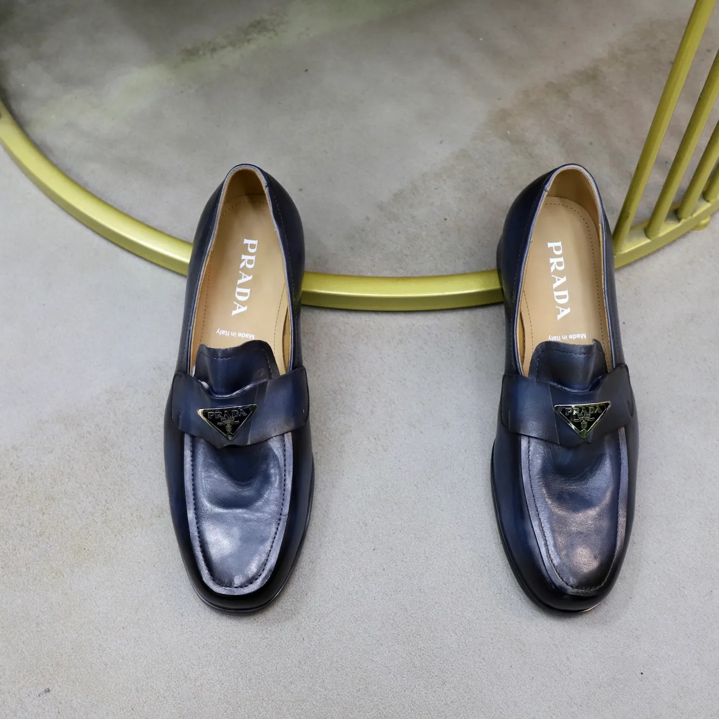 Ex-factory price: 520💰[PRADA] Prada's new casual men's shoes are launched in Hong Kong counters. Official website 1:1 production. Italian washed cowhide + water-dyed leather lining. Designed by European and American masters. Perfect shape to create counter quality, solid color rubber wear-resistant outsole and classic dazzling head! Super versatile and very comfortable. High-end without losing taste, fashionable and novel! ! Absolute focus! 3 colors available! Code number 38-45
